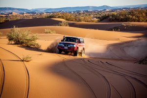Antonio Bueno Sánchez conduce su Toyota HDJ 80 por las dunas marroquíes.