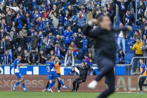 Luis García, técnico del Alavés, salta de alegría tras derrotar al Almería.