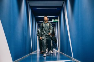 El portero Maximiano en el túnel de vestuarios de Mendizorroza.