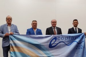 El concejal de Playas (segundo por la derecha), Pedro Salas, en el acto.