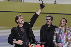 David Bisbal recogiendo el premio a mejor artista en directo./ LOS40
