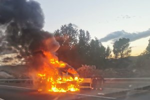 Vehículo ardiendo en la A-7.