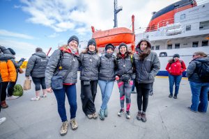 Marga López (a la derecha), antes de zarpar hacia la Antártida. Foto: Natural Flash / Joel Reyero.