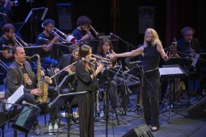 Maria Schneider, dirigiendo a la Big Band de Clasijazz el pasado domingo en el Maestro Padilla.