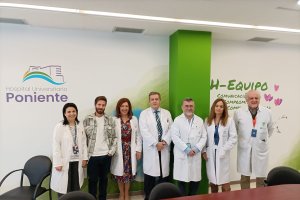José Ángel Olmos, el segundo por la izquierda, junto a los responsables del Hospital de Poniente.