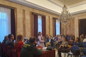 La psicóloga María Rodríguez de la Fundación Márgenes y Vínculos  durante su turno de exposición en la Subdelegación del Gobierno.