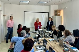La Concejalas de Igualdad, María del Mar Meca, y Programas Europeos, Rocío Parra han visitado a las alumnas.