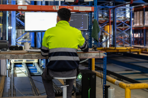 Un trabajador de GOUCARGO en el almacén de La Juaida.