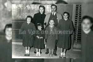 Andrés Enriquez junto a su esposa, Lola Fábregas, y sus hijos.