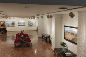 Imagen de la sala de exposiciones con los cuadros colocados.
