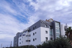 Fachada del Hospital HLA Mediterráneo de Almería.