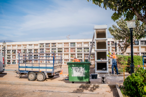 Construcción de nichos en el cementerio de Roquetas de Mar.
