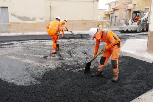 Trabajadores asfaltando la calle.