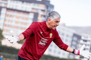 Santisteban llegó con Garitano y es el que pone a punto a los guardametas del equipo rojiblanco.