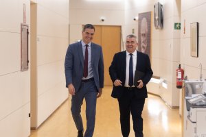 El secretario de Organización del Partido Socialista, Santos Cerdán (d) y el presidente del Gobierno en funciones, Pedro Sánchez.