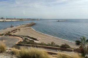 Playa de las Olas de la capital. /Foto: Fran G. Luque