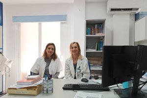 Mª del Mar Baños, enfermera especializada en salud mental, y Gloria Fernández del Olmo, médica y directora del centro de salud Almería Centro.