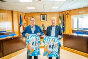 El concejal de Deportes, José Juan Rubí, y el alcalde de Roquetas, Gabriel Amat, presentan el evento.