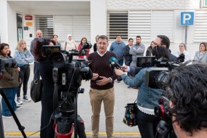 José Luis Sánchez Teruel atiende a los medios frente al Princesa Sofía.