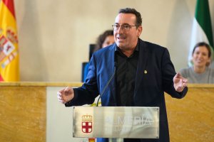 Pablo Mazuecos, tras recibir el Escudo de Oro de la Ciudad de Almería.