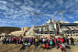 Los participantes delante del célebre hotel inacabado del .