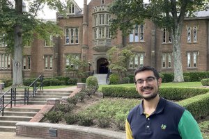 Antonio Acosta frente a la Universidad Estadounidense donde imparte clases como profesor de Español.
