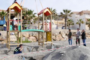 El alcalde viendo como se ultima la instalación de los juegos infantiles.
