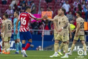 Embarba saluda a Giménez en el Atlético-Almería de la pasada temporada.