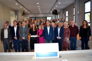 La sala de conferencias de la facultad de Empresariales de la UAL se llenó para dar el último homenaje a Hermelindo de Castro.