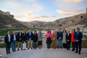 La Corporación municipal en la inauguración del jardín