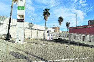 Vista de la pasarela peatonal blanca
