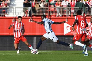 Umar Sadiq en una jugada individual durante la primera parte del choque de este sábado.