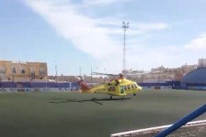 El helicóptero aterriza en el campo de fútbol.