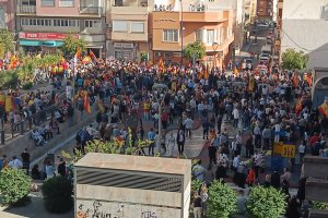 Más de cinco mil personas se daban cita a las puertas de la sede socialista.