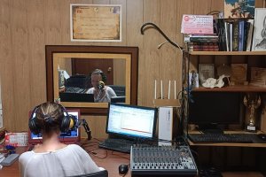 María Carzorla en el locutorio de Alhamilla Radio  Mar en Huércal de Almería, el pasado jueves.