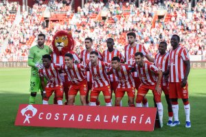 El once del Almería, con la mascota Rozam, el pasado sábado en el partido en el Estadio de los Juegos Mediterráneos ante la Real Sociedad. 