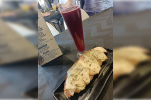 Tostada de ajoblanco, lomo de leña queso Provolone picante y vaso grande zumo de granada natural.