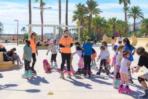 Ambientazo en la sesión de patinaje al aire libre en Vera Playa.