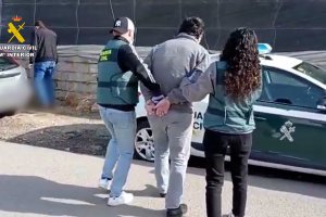 El detenido con agentes de la Guardia Civil.