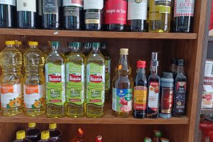 En las estanterías de los negocios de proximidad de Pechina solo hay sitio para los aceites de girasol y de semillas.