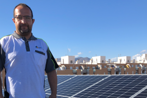 Alejandro en una de sus instalaciones sobre el cielo almeriense.