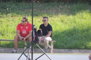 Atilio, de seguridad del Almería, con Joao Gonçalves en el campo Anexo.