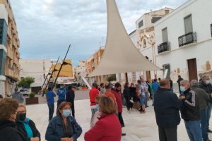 Comerciantes frente al Ayuntamiento en el mes de negociaciones.