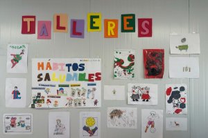 Mural con dibujos realizados en los talleres.