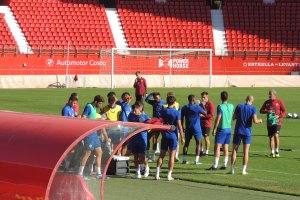 El Almería trabajará durante toda esta semana en el Estadio Mediterráneo.