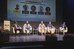 La primera mesa redonda explicó la importancia de la sostenibilidad ambiental a la hora promover eventos y los retos que encuentran sus organizador