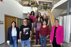 Las concejalas huercalenses junto al alumnado de Atención Sociosanitaria.