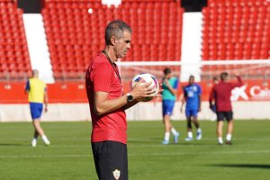 Garitano concentrado en el entrenamiento de este miércoles en el Estadio.