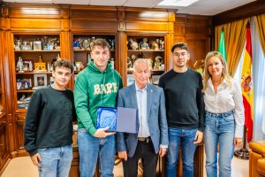 Los jóvenes oradores con el alcalde Gabriel Amat.