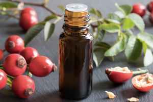 Descubre el secreto de una piel renovada y sin marcas con el aceite de rosa mosqueta